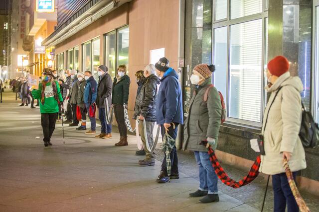 Menschenkette vom Paradeplatz in Richtung REM  | Foto: Roland Kohls