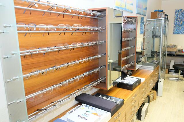 Der Angebotsservice umfasst ein beachtliches Angebot an Sehhilfen. Dieses reicht bis hin zu Sonnenbrillen mit geschliffenen Gläsern. Je nach Anfrage und Vorliebe werden aus dem Angebot der Mannheimer Optiker die Marken Gucci, Ray-Ban, Dilem, Exalto, Cazal, Jaguar, Flair, JF Rey, Giorgio Armani und Davidoff gezeigt.