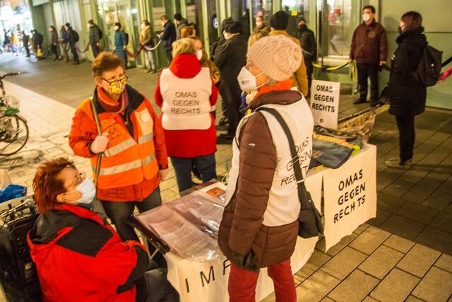 Die "Omas gegen Rechts" an ihrem Infostand | Foto: Roland Kohls