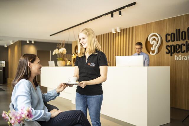 Kunden können es sich während kurzer Wartezeiten im großzügigen Wartebereich, in dem genügend Distanz möglich ist, gemütlich machen. Alle Räume besitzen eine Frischluftzufuhr und bieten ausreichend Platz. Zudem werden die Hygienemaßnahmen kontinuierlich an die aktuell geltenden Bestimmungen in Rheinland-Pfalz angepasst. Bei Fragen kann man sich jederzeit an das geschulte Fachpersonal wenden.