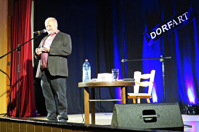 1. Vorstand von DorfArt Günter Handwerker begrüßt  | Foto: Brigitte Melder