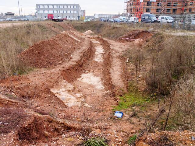 Der alte Graben zwischen den beiden Mauern ist gut sichtbar. Im vorderen Teil ist ein Stück der äußeren Mauer zu sehen. Am rechten Bildrand sind die Überreste der Mauerspitze zu erkennen. Im Graben liegt feiner, weißer Sand. Dieser wurde nicht etwa für die Optik dort platziert, sondern liegt dort schon lange Zeit. So lange, dass durchfließendes Wasser alle metallischen Anteile aus dem roten Sand herausgewaschen hat, bis er weiß wurde. | Foto: Kim Rileit