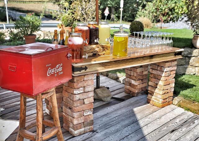 Die Retro-Saft-Bar trägt zum stilvollen Ambiente der Hochzeitslocation im Raum Karlsruhe bei