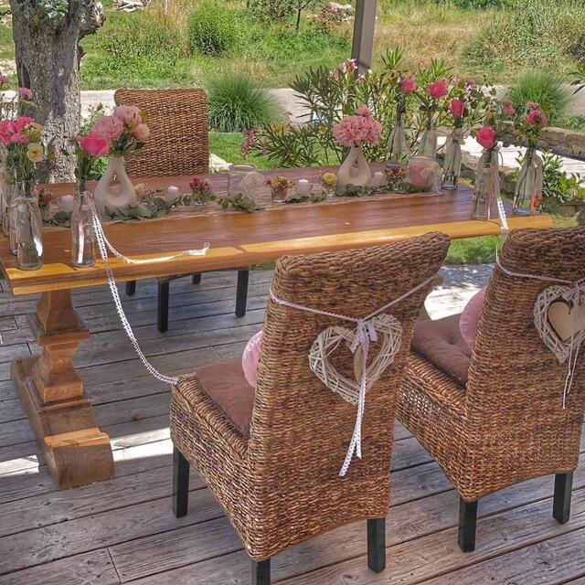 Hochzeit im Freien: Moderne Festdeko im Garten der Hochzeitslocation bei Karlsruhe. Einer perfekten kirchlichen oder freien Trauung steht nichts mehr im Weg.