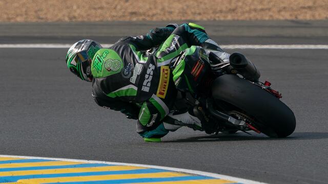 Kawasaki-Pilot Jan Bühn in Schräglage (Foto Team Bolliger)