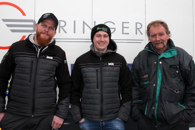 Kevin Bolliger mit Jan Bühn und Hanspeter Bolliger (Foto Michael Sonnick)