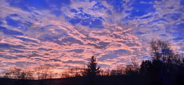 Rotblau der Himmel über Unkenbach 2.1.2022  | Foto: Arno Mohr