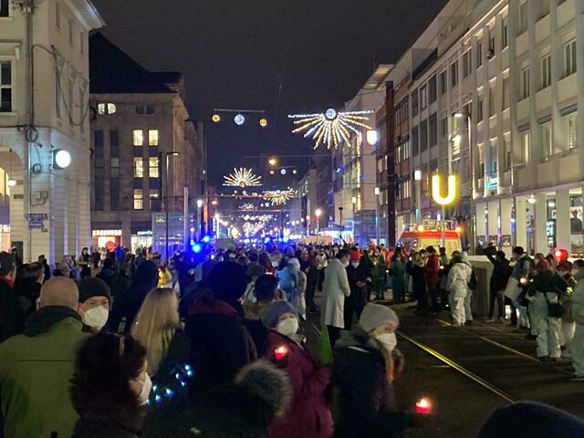 In Karlsruhe versammelten sich am Abend viele Beschäftigte des Gesundheits- und Rettungswesens, bildeten eine Lichterkette - um ein Zeichen gegen die zunehmenden Corona-Proteste zu setzen.  | Foto: mowa
