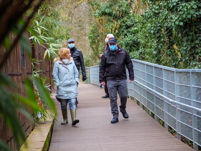 Ministerin Eder und Zoodirektor Heckel auf dem Weg zum Gehege | Foto: Kim Rileit
