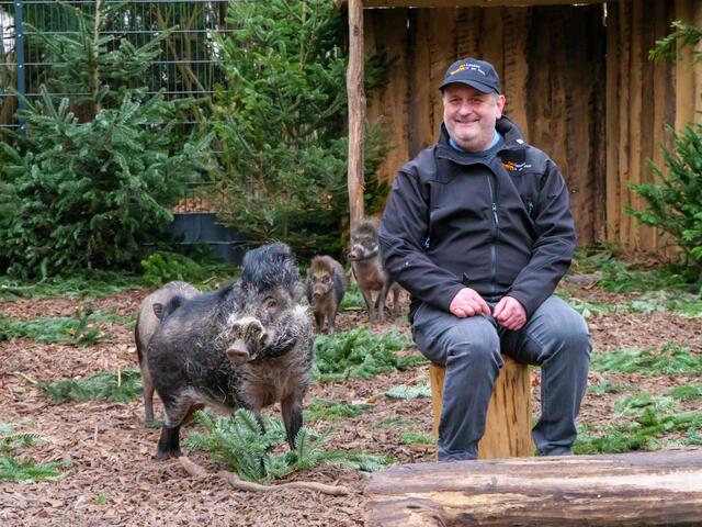 Jens-Ove Heckel war sichtlich glücklich, das Zootier des Jahres im eigenen Zoo unterstützen zu können. Im Gehege stellte er sich den Fragen der anwesenden Journalisten | Foto: Kim Rileit