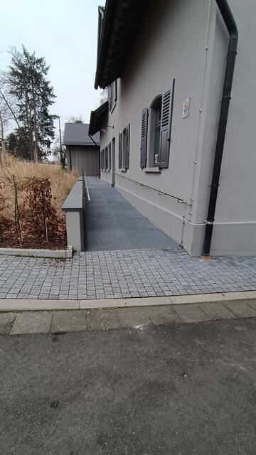 bis hier könnten Fahrzeuge fahren, um Menschen mit Mobilitätseinschränkungen aussteigen zu lassen. Eine Rampe führt zum Eingang des Forsthauses. Explizite Behindertenparkplätze könnten im hinteren Umfeld des Hauses oder auf dem Probst Krane Platz eingerichtet werden | Foto: Heike Schwitalla