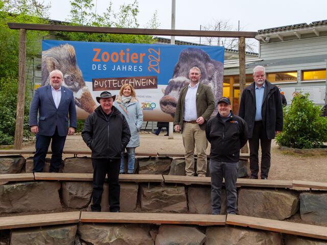 Projektpartner bei der Vorstellung des Zootier des Jahres 2022 im Zoo Landau in der Pfalz (v.l.n.r. VdZ-Präsident Prof. Dr. Jörg Junhold, Staatsministerin Eder, Vize-Präsident DTG Dr. Nils Kramer, Bruno Hensel (Präsident Gemeinschaft der Zooförderer e.V.), VZT-Präsident Dr. Sven Hammer, Zoodirektor/ZGAP-Vorsitzender Dr. Heckel)  | Foto: Kim Rileit