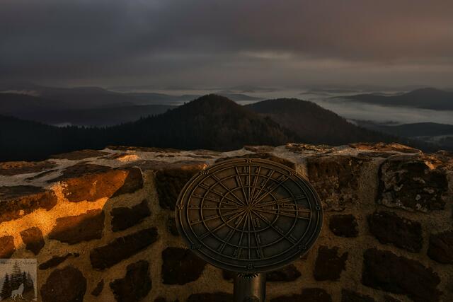 Die Windrose auf der Wegelnburg bei denn ersten Sonnenstrahlen des Tages | Foto: Lars Woywadt