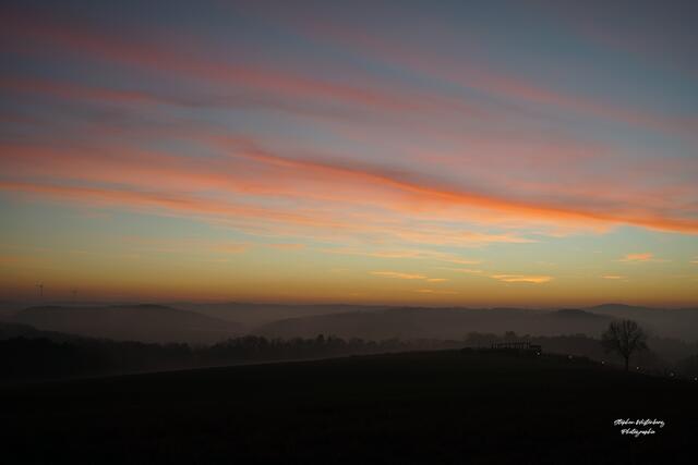 Blaue Stunde mit malerischen Wolken über mit zartem Nebel belegten Landschaft am Heuberg bei Wartenberg-Rohrbach mit Blick Richtung Kaiserslautern | Foto: Stephen Wüstenberg Photographie - Wartenberg-Rohrbach
