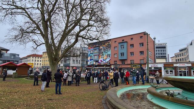 Auf Einladung der Bürgerinitiative "Kaiserslautern Stadt für alle" haben sich am Samstagmorgen gegen 11 Uhr gut 50 Personen auf der Fläche am Fackelbrunnen versammelt, um ihrem Protest gegen die am 20. Januar durch die Stadt erfolgte Abholzaktion Ausdruck zu verleihen | Foto: Ralf Vester