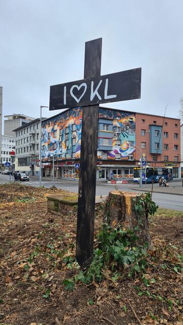 Auf Einladung der Bürgerinitiative "Kaiserslautern Stadt für alle" haben sich am Samstagmorgen gegen 11 Uhr gut 50 Personen auf der Fläche am Fackelbrunnen versammelt, um ihrem Protest gegen die am 20. Januar durch die Stadt erfolgte Abholzaktion Ausdruck zu verleihen | Foto: Ralf Vester