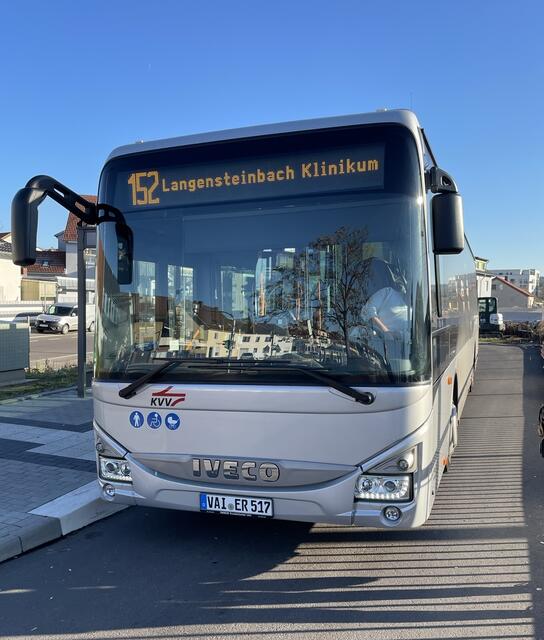 Bus 152 am Bahnhof Berghausen bei der Abfahrt zum SRH-Klinikum Langensteinbach | Foto: Roland Jourdan