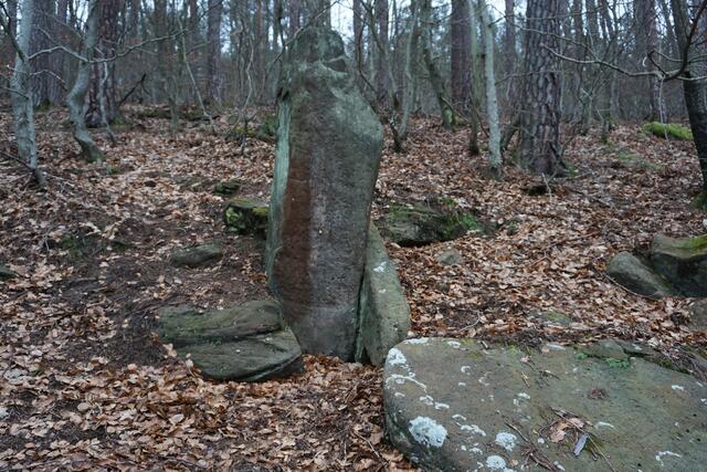 Der Hinkelstein bei Frankenstein ist von zwei Seiten verkeilt und wiegt um die 70 Tonnen. | Foto: Markus Pacher