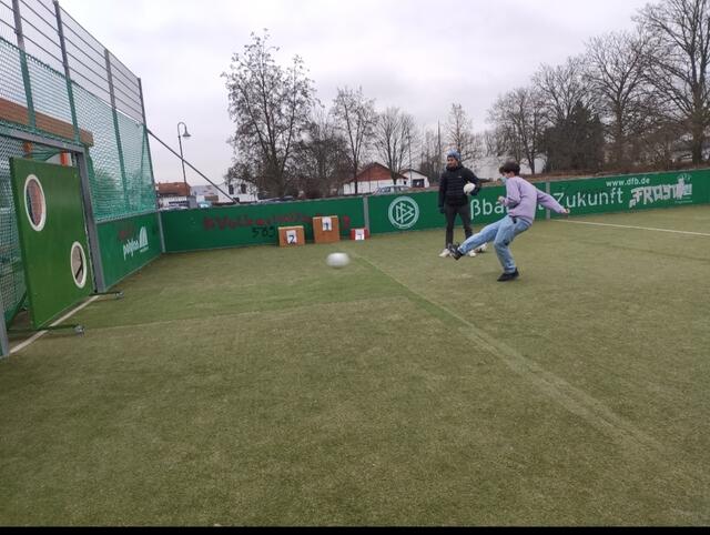 Christian Dos Santos Lopes schießt für die 10b | Foto: Gherbi