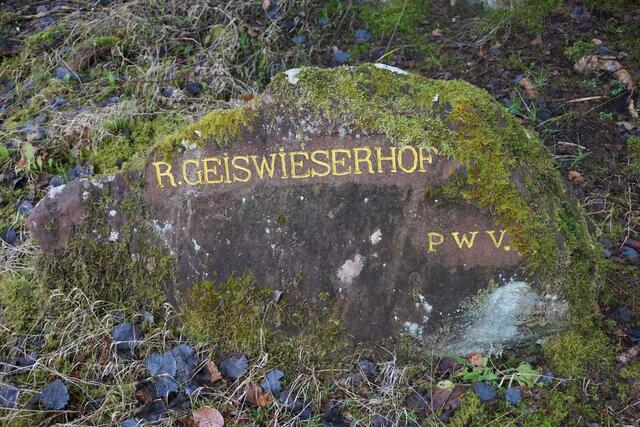 Ein Gedenkstein erinnert an den ehemailigen, im 18. Jahrhundert abgebrannten Geiswieserhof. | Foto: Markus Pacher