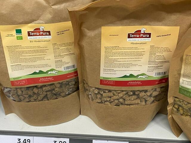 Bei Edeka Hauguth gibt es das Bio Hundefutter von Terra Pura aus Schwegenheim