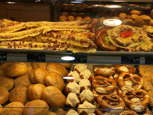 Die Kunden dürfen sich auf leckeres Brot, knusprige Brötchen und verführerische Kuchen der Bäckerei Rembor in Lingenfeld freuen