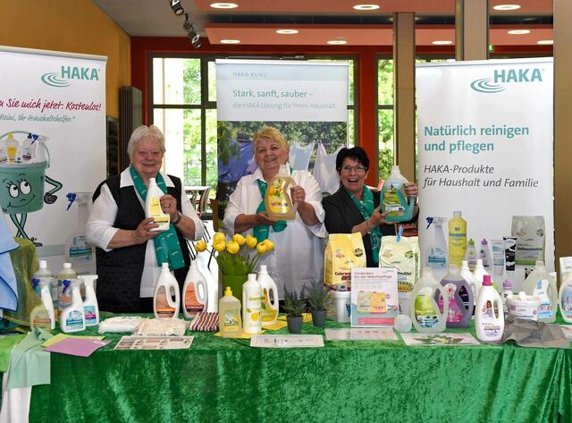Waltraud Dürphold (Mitte) stellt die HAKA Kosmetik auch auf Messen vor