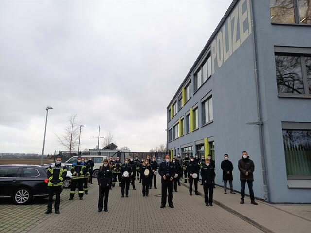In Ludwigshafen-Oppau gedachten neben den Polizeibeamten auch die Angehörigen der benachbarten Feuerwehr den getöteten Polizisten | Foto: Polizeipräsidium Rheinpfalz