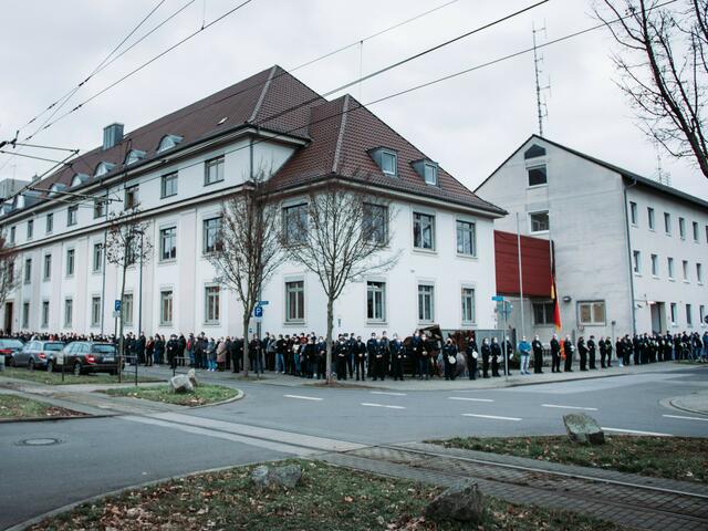Rund um das Polizeipräsidium Rheinpfalz in Ludwigshafen bildete sich eine Gruppe, die um die zwei getöteten Polizisten trauert | Foto: Polizeipräsidium Rheinpfalz