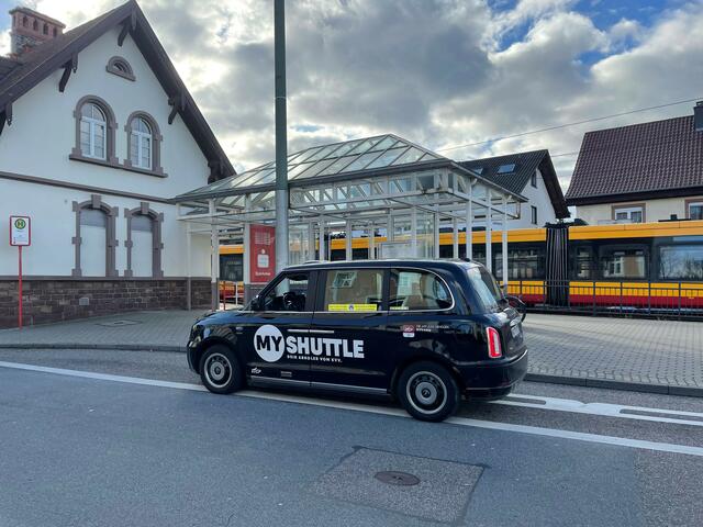 MyShuttle Karlsbad vor den Bahnhof in Langensteinbach. | Foto: Roland Jourdan