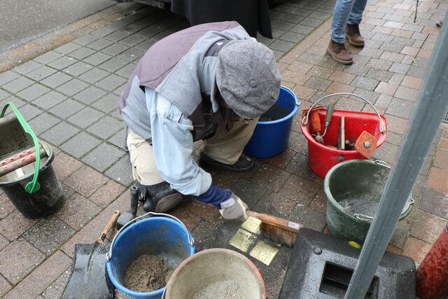 Der Künstler Gunter Demnig  verlegt Stolpersteine in Germersheim | Foto: Heike Schwitalla