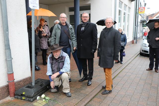 Der Künstler Gunter Demnig  verlegt Stolpersteine in Germersheim | Foto: Heike Schwitalla