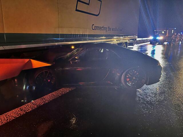 Am heutigen Sonntagabend befuhr ein 30-Jähriger Sportwagenfahrer die A63 in Richtung Mainz, als er aufgrund von Aquaplaning die Kontrolle über sein Fahrzeug verlor | Foto: Polizeiautobahnstation Kaiserslautern