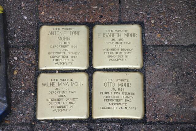Der Künstler Gunter Demnig  verlegt Stolpersteine in Germersheim | Foto: Heike Schwitalla