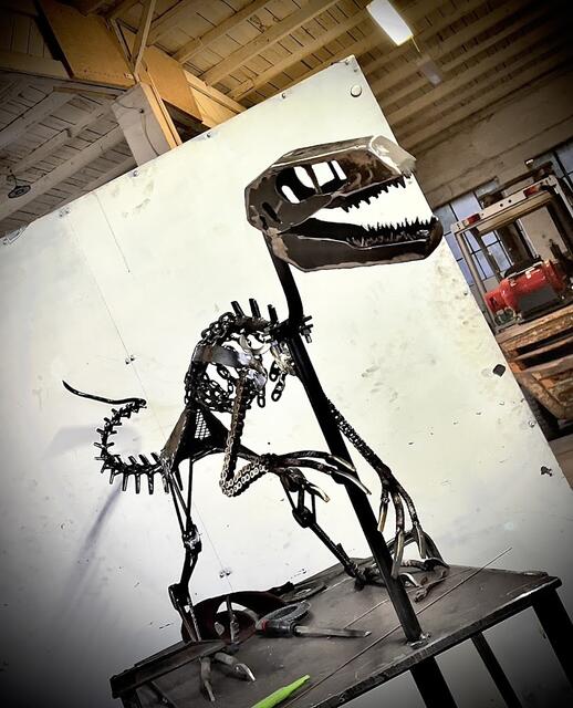 Velociraptor aus Metall. | Foto: Ramon Dietz