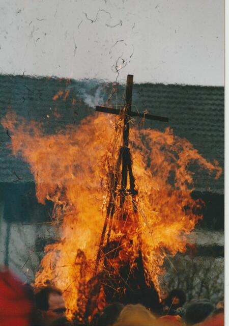 Beim Hanselfingerhut-Spiel in Forst geht am Ende der Winter in Flammen auf | Foto: Franz-Walter Mappes