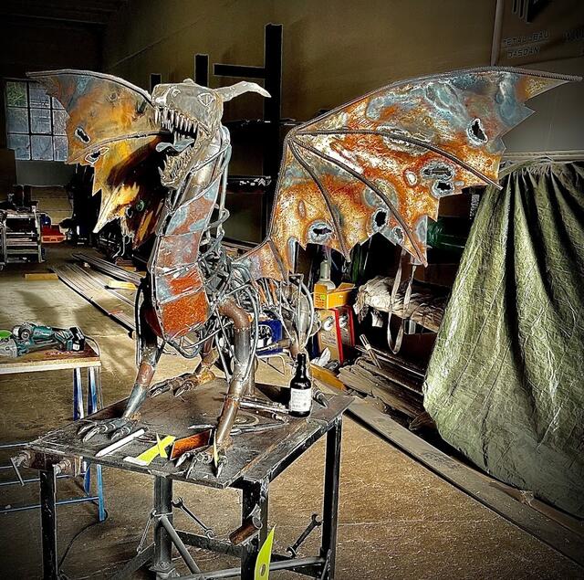 Der Drache bekommt in den nächsten Arbeitsschritten noch seine schuppige Haut verpasst. Die Verschalung des Körpers soll aber Einblicke ins Innere des Drachens weiterhin ermöglichen. | Foto: Ramon Dietz