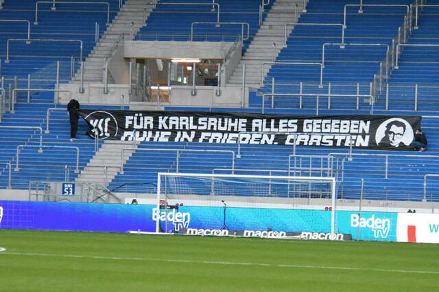 Trauer um den langjährigen KSC-Fanbetreuer, der am Wochenende überraschend verstarb. | Foto: Anderer/ka-abseits