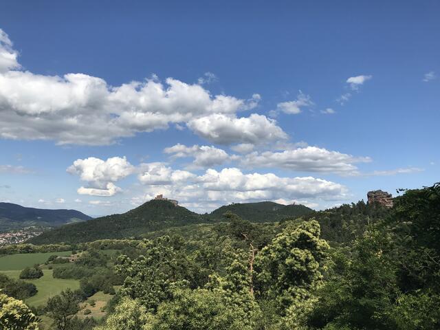 Burg Trifels, Anebos und Münz - rechts der Asselstein - bei Sonnenschein | Foto: B. Bender