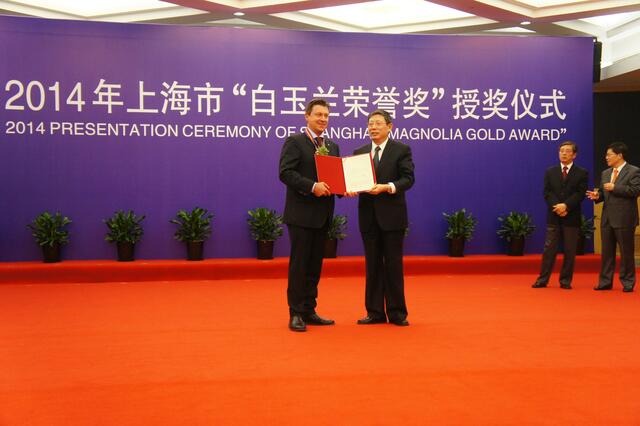 Ein Moment des Stolzes und der Freude: Aus den Händen des Oberbürgermeisters von Shanghai Yang Xiong erhält Klaus Hartig 2014 den Magnolia Award in Gold.  foto: privat
