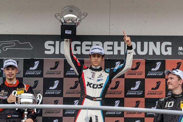 Daniel Gregor (Bildmitte) gewann das Finalrennen beim Tourenwagen Junior Cup in Oschersleben