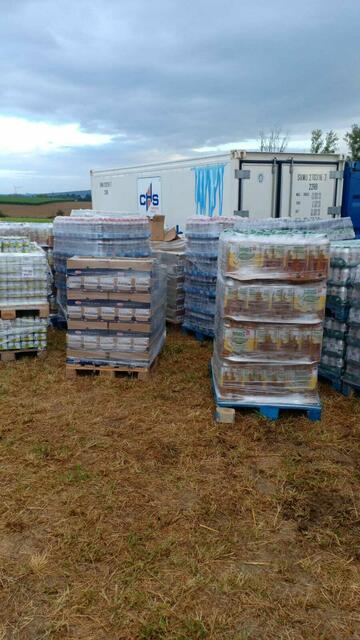 All die gespendeten Lebensmittel mussten irgendwo gelagert werden. Das geschah am Anfang noch sehr provisorisch | Foto: Bernd Habermann