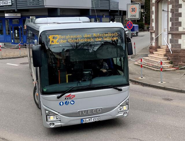 Bus 152 in Langensteinbach auf dem Weg Richtung Kleinsteinbach - Söllingen und Berghausen. | Foto: Roland Jourdan