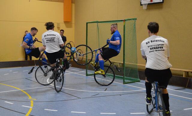 Eckball für Bolanden II: William Born (rechts) gibt den Ball hoch hinein auf Christian Ochßner | Foto: |szip
