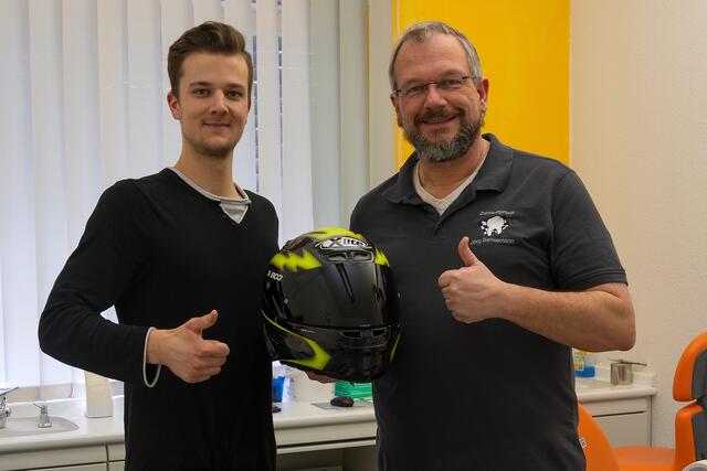 Nicolai Kraft bei der Helmübergabe an Zahnarzt Jörg Bensemann (rechts) aus Hockenheim (Foto Valerie Horwege)
