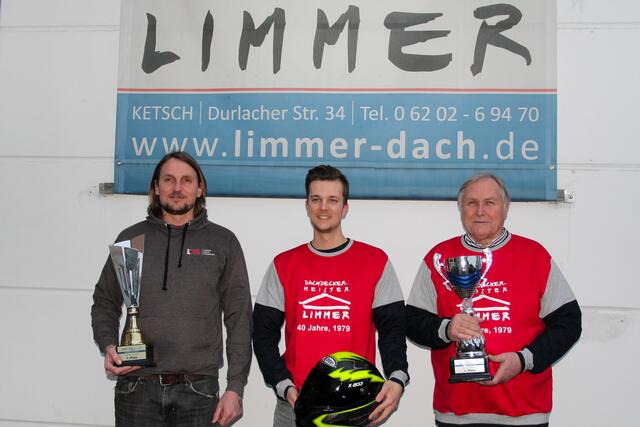 Nicolai Kraft (Mitte) mit seinen neuen Hauptsponsoren Marc Limmer (links) und Wolfgang Limmer (Foto Michael Sonnick)