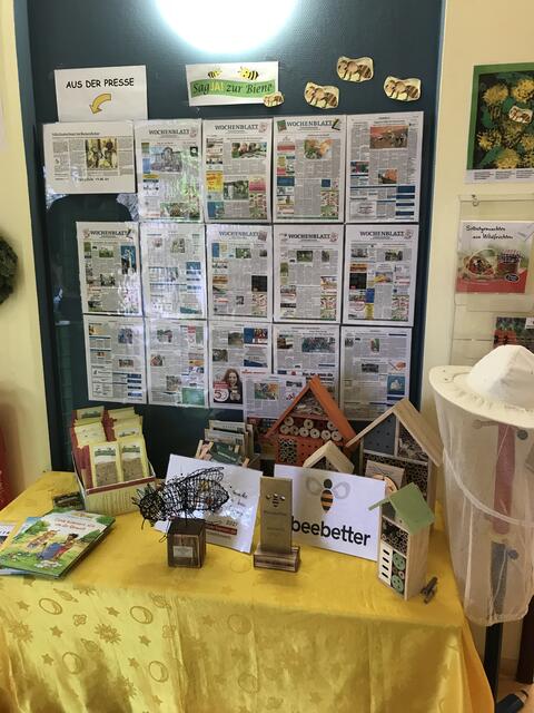 Die Bienenpräsentation im Eingangsbereich der Kita Villa Kunterbunt  | Foto: Claudia Bardon