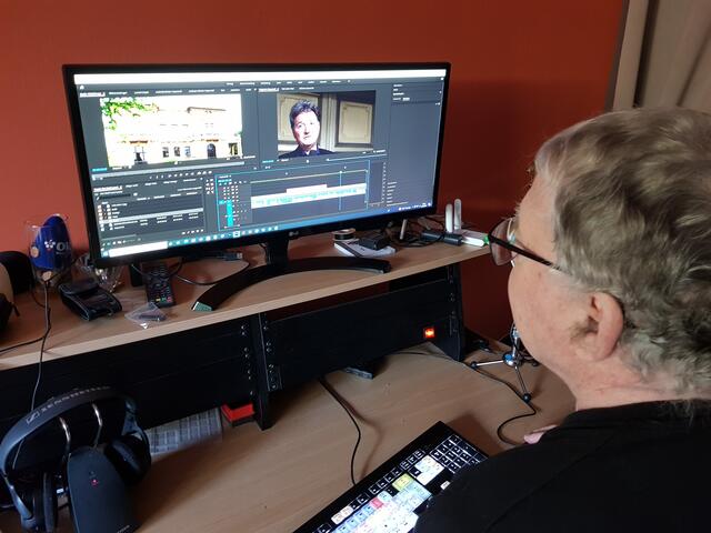 Werner harke bei Bildschnitt-Arbeiten zu Hause