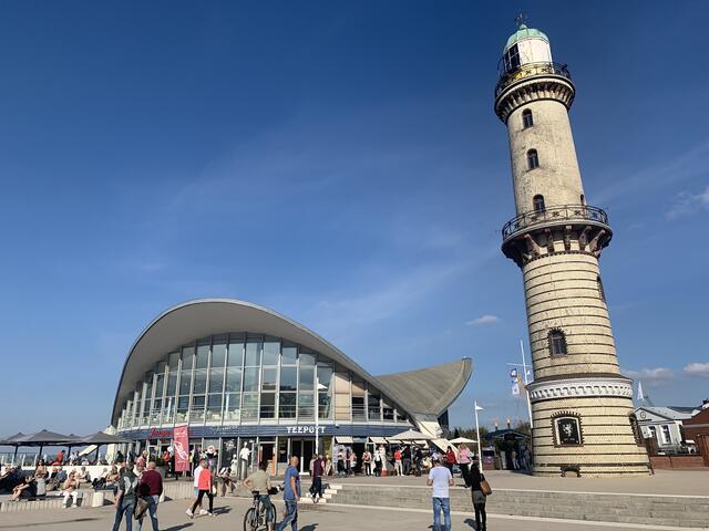 "Teepott" und Leuchtturm, Wahrzeichen von Warnemünde | Foto: Franz-Walter Mappes