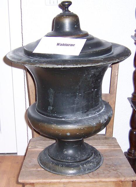 Eine der ersten üblichen Wahlurnen, etwa 150 Jahre alt, steht im Philippsburger Heimatmuseum.